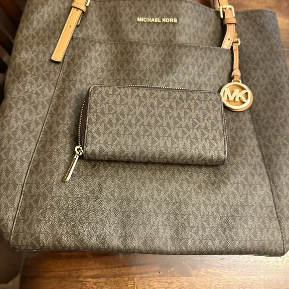 Michael Kors Large East West Tote  with matching wallet . - Picture 2 of 12